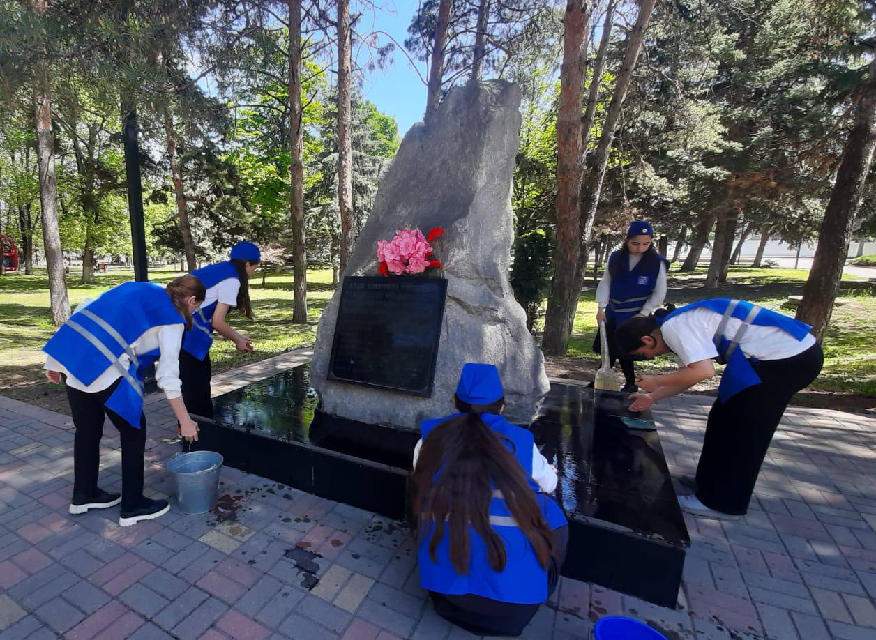 Уборка памятника.
